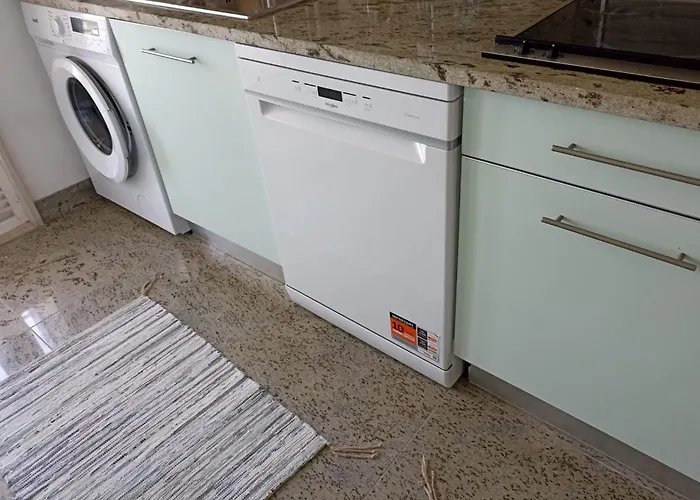 Modern Marina לאגוּ‏ש